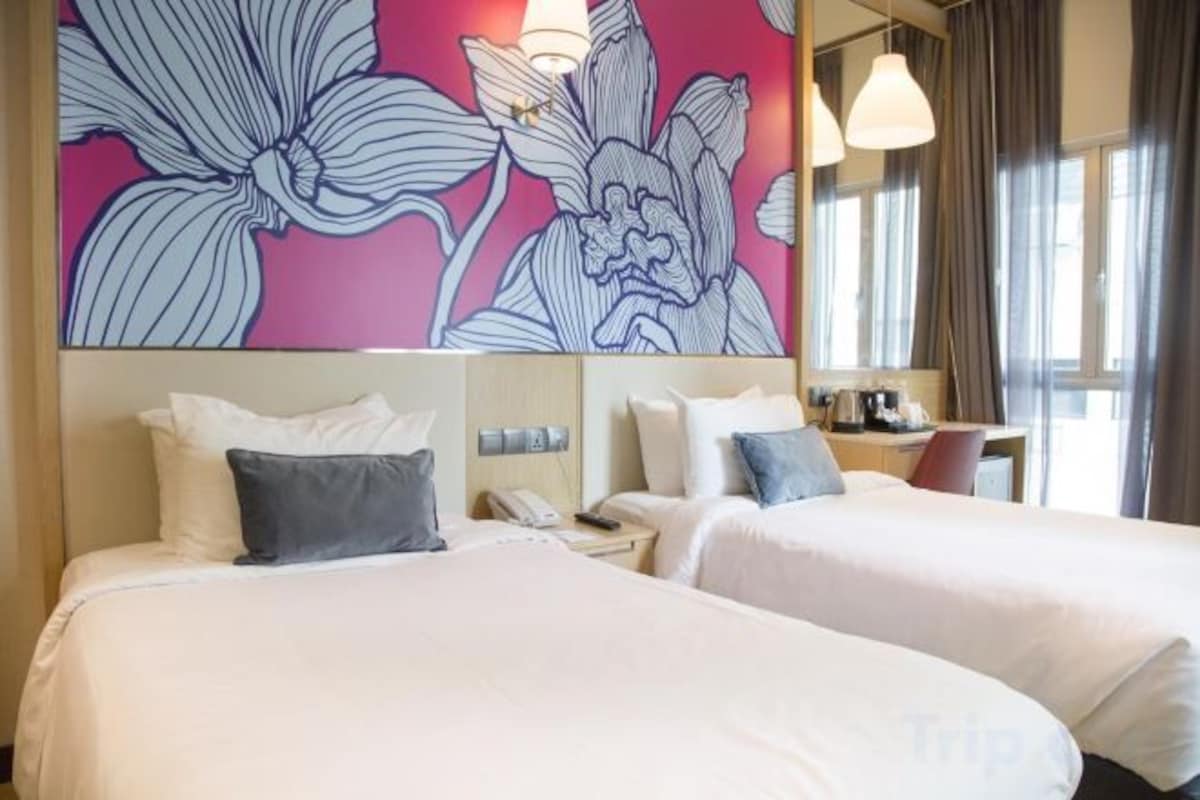 Hypo-allergenic bedding available, minibar, in-room safe