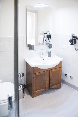 Doppelzimmer | Badezimmer | Dusche, kostenlose Toilettenartikel, Haartrockner