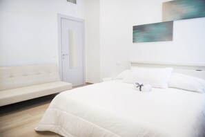 Dreibettzimmer | Hochwertige Bettwaren, Zimmersafe, Schreibtisch, kostenloses WLAN