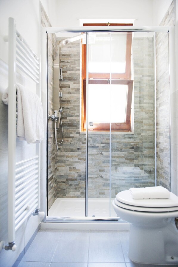 Suite | Bathroom | Shower, free toiletries, hair dryer - Core Meu B&B (Lecce)