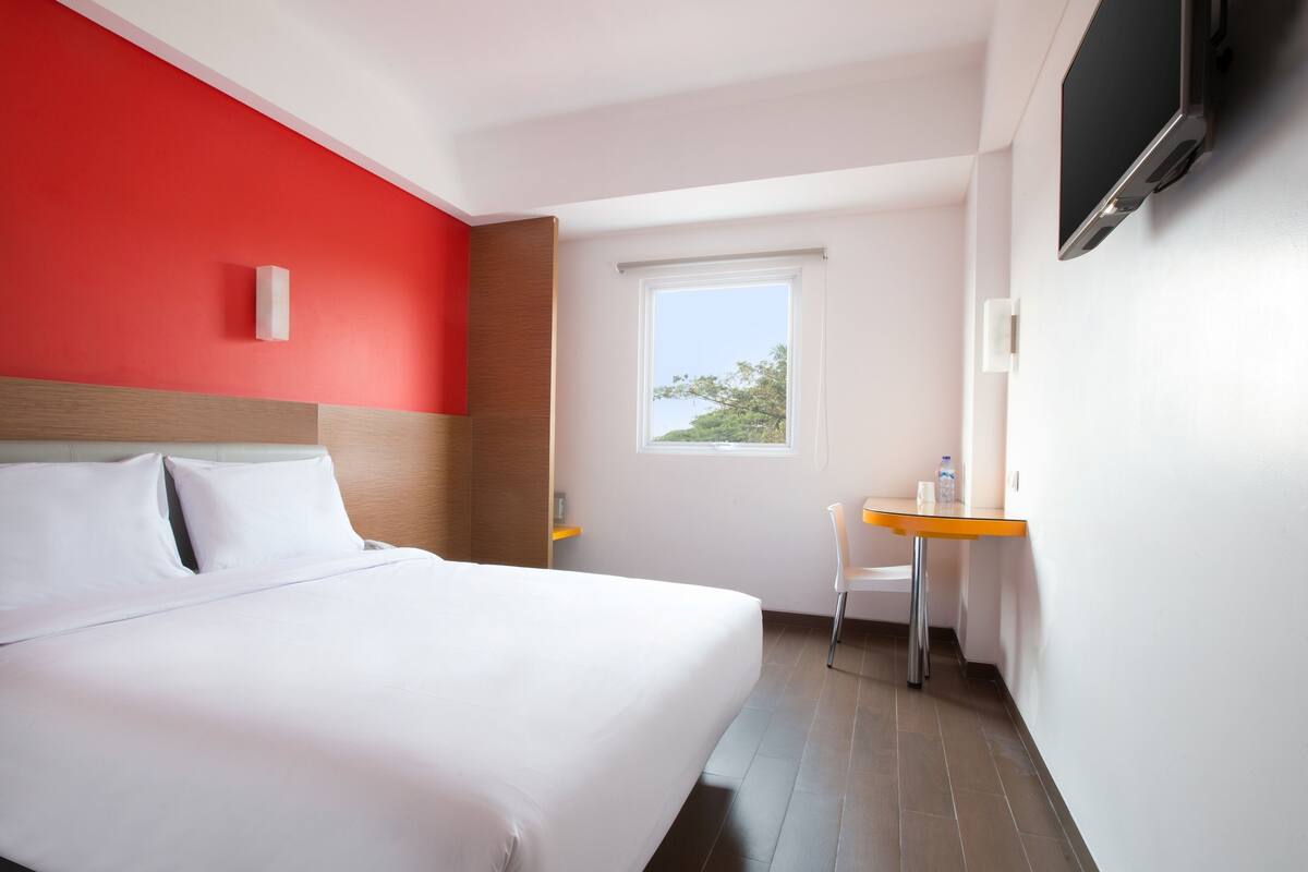 Smart Room Queen | In-room safe, desk, iron/ironing board, free WiFi