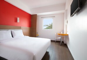 Smart Room Queen | In-room safe, desk, iron/ironing board, free WiFi
