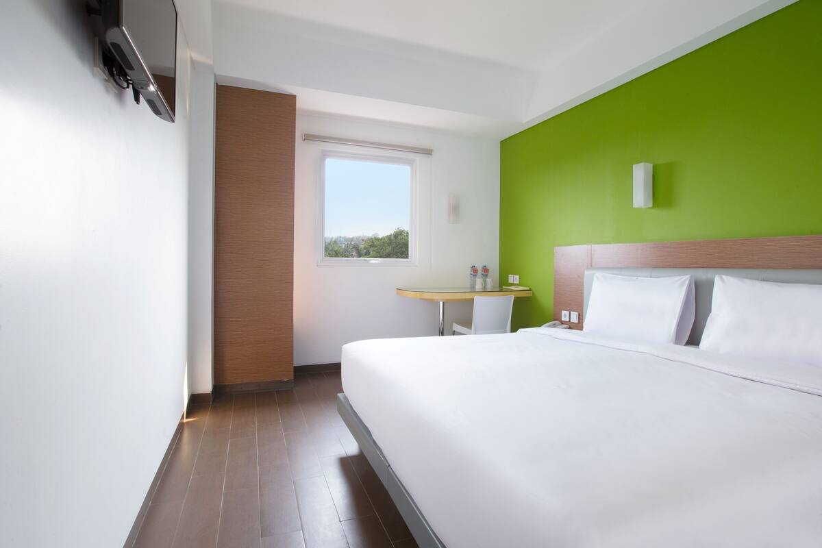 Standard Room, 1 King Bed | In-room safe, desk, iron/ironing board, free WiFi