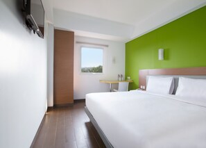 Standard Room, 1 King Bed | In-room safe, desk, iron/ironing board, free WiFi