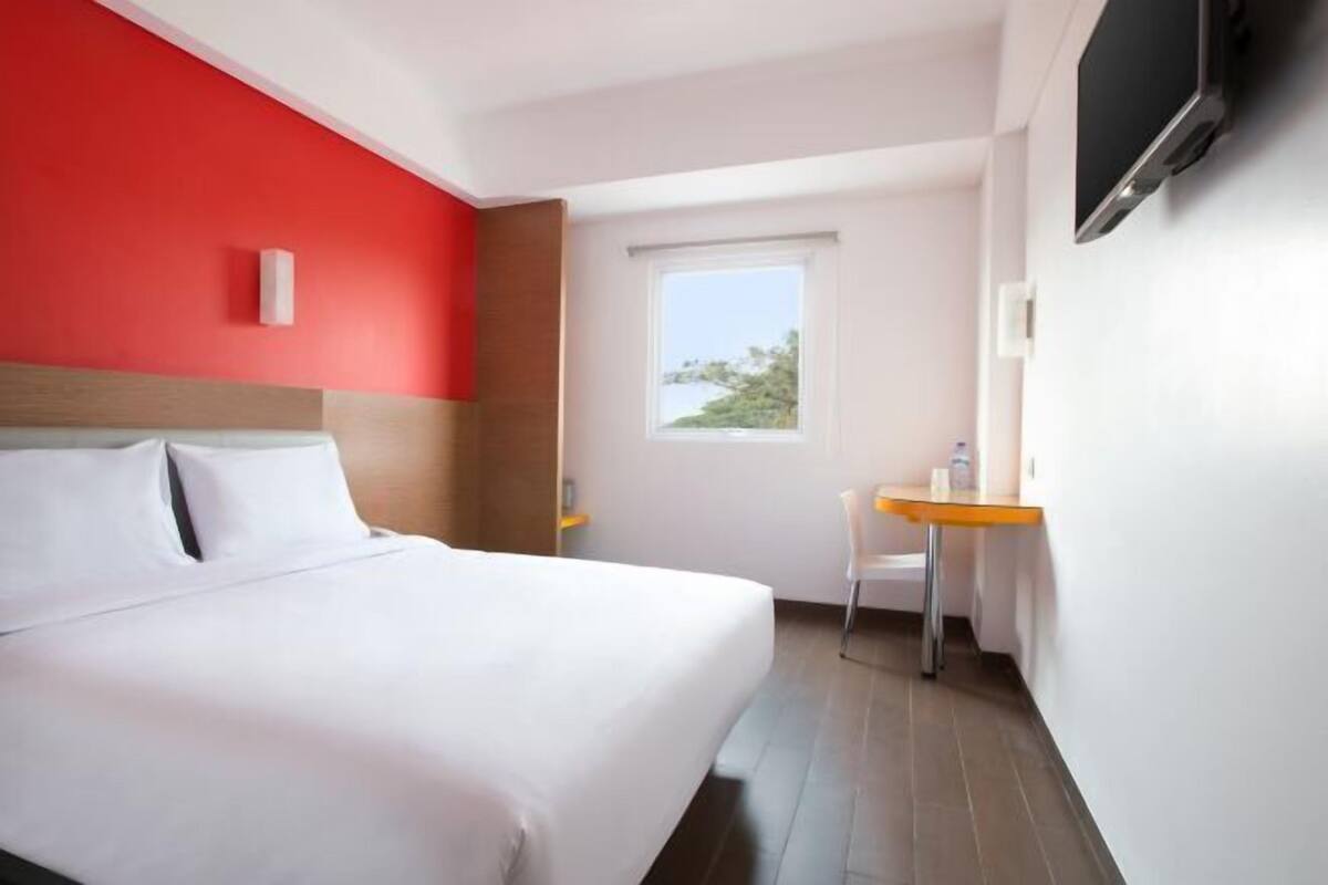 In-room safe, desk, iron/ironing board, free WiFi