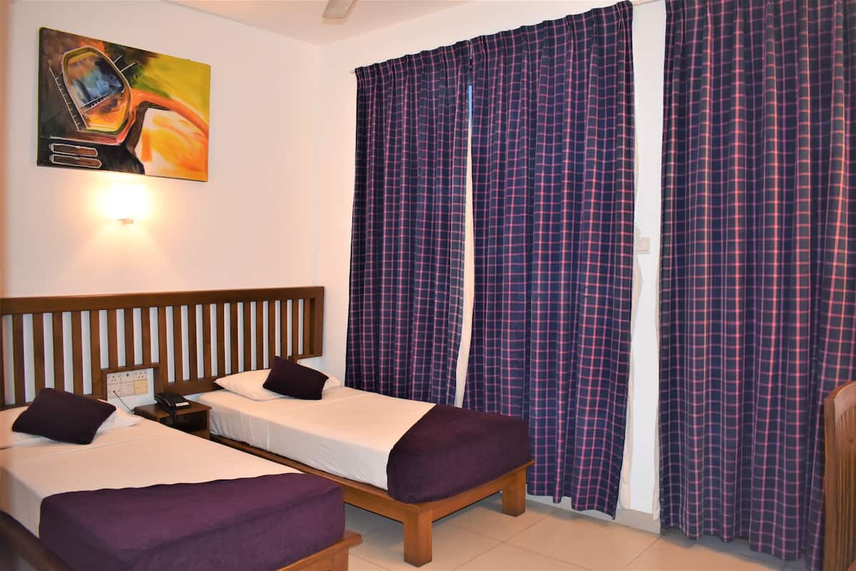 Standard Twin Room | In-room safe, desk, blackout drapes, soundproofing