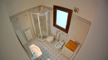 Quadruple Room, Private Bathroom, Garden View | Bathroom