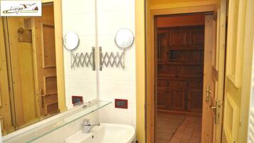 Romantic Apartment, 2 Bedrooms, 2 Bathrooms | Bathroom | Shower, hair dryer, bidet, towels