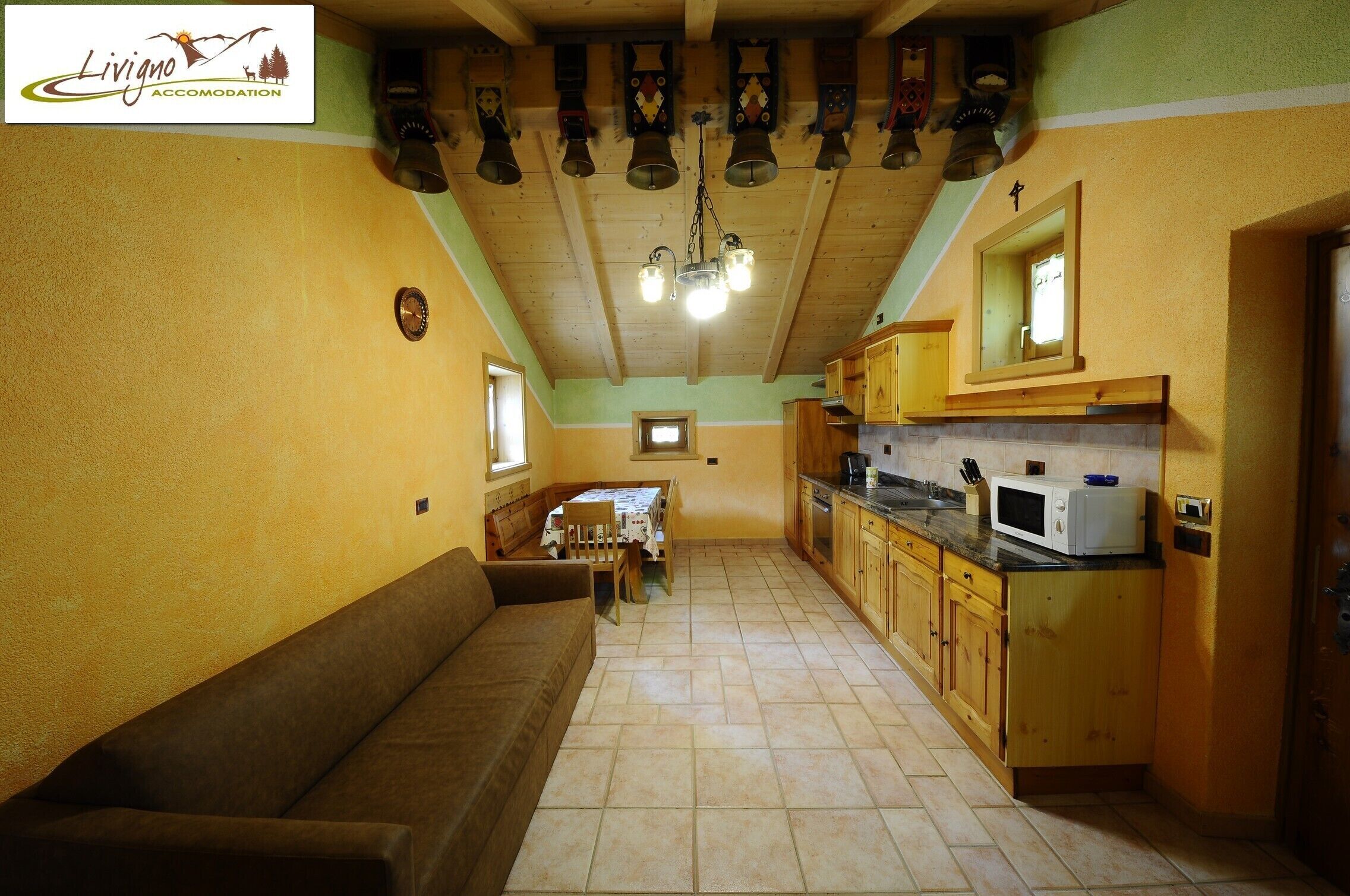 Appartamento Exclusive | Area soggiorno | TV a schermo piatto 32 pollici con canali satellitari, TV