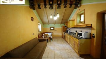 Appartamento Exclusive | Area soggiorno | TV a schermo piatto 32 pollici con canali satellitari, TV