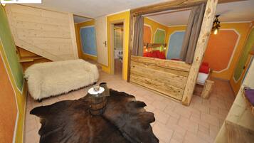 Romantisches Apartment, 2Â Schlafzimmer, 2 BĂ€der | Wohnbereich | 32-Zoll-Flachbildfernseher mit Satellitenempfang, Fernseher