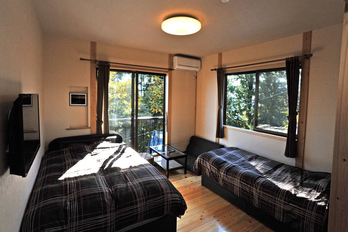 客房, 私人浴室, 城市景 (Double+Single Bed) | 熨斗/熨衫板