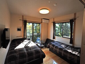 Habitación, baño privado, vista a la ciudad (Double+Single Bed) | Tabla de planchar con plancha 