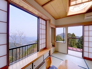 Habitación tradicional, baño compartido, vista a la ciudad | Tabla de planchar con plancha 