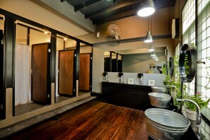 Douche, articles de toilette gratuits, sèche-cheveux, chaussons