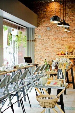 Dining - Bangkok Bed and Bike - Hostel (Bangkok)