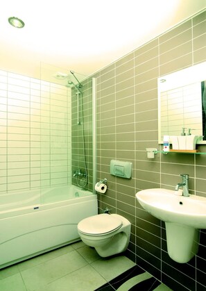 Apartamento, 2 quartos | Banheiro | Chuveiro/banheira combinados, banheira de hidromassagem
