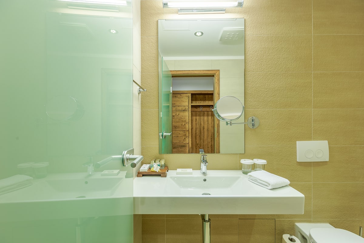 Economy Junior Suite, Ground Floor and Without Balcony | Minibar, in-room safe, desk, blackout drapes