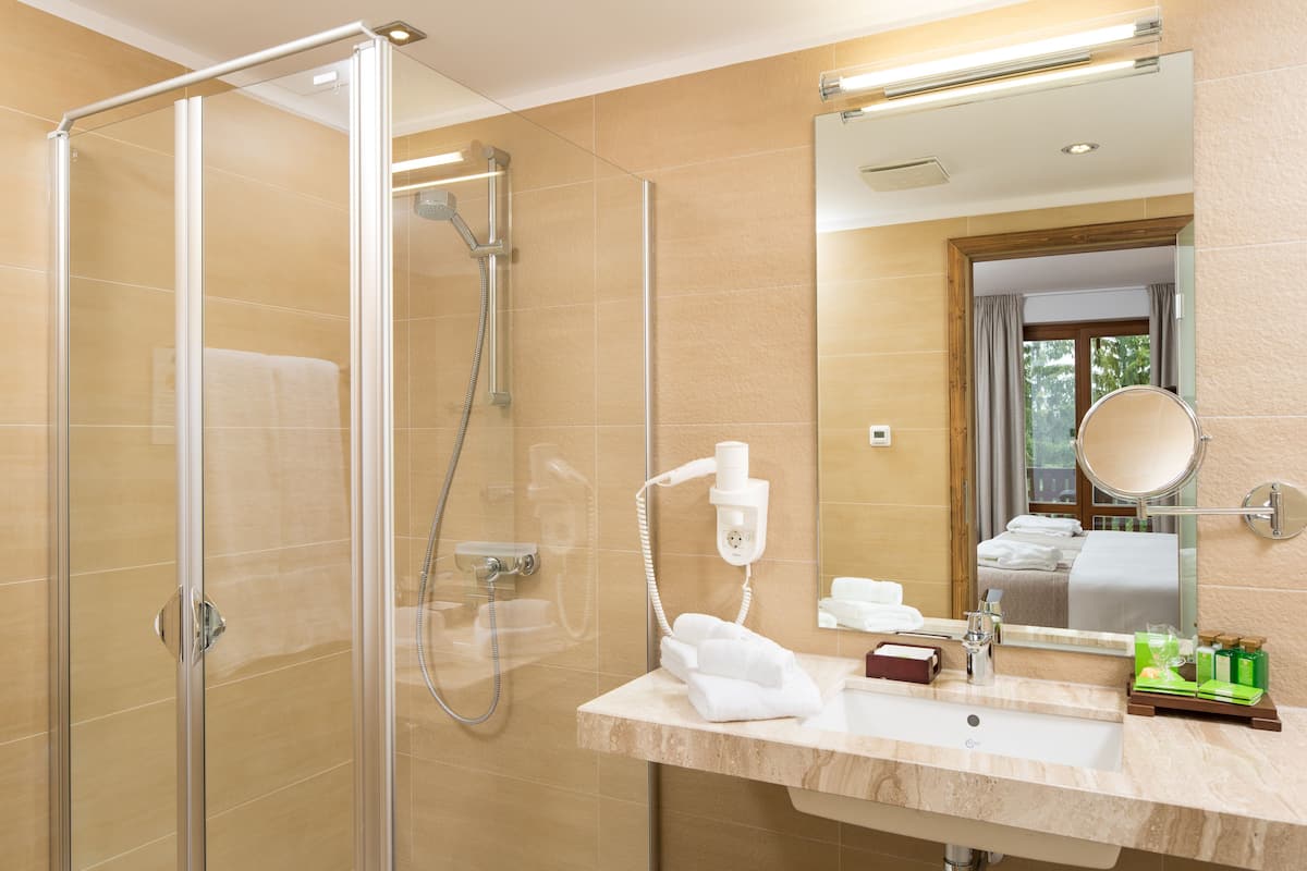 Single Room | Minibar, in-room safe, desk, blackout drapes