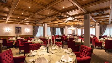 Breakfast, lunch, dinner served; international cuisine