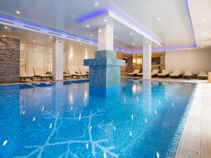 สระว่ายน้ำในร่ม, สระว่ายน้ำกลางแจ้ง