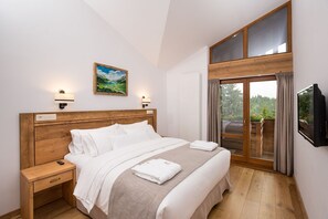 Minibar, coffres-forts dans les chambres, bureau, rideaux occultants