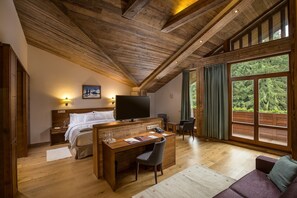 Minibar, Zimmersafe, Schreibtisch, Verdunkelungsvorhänge