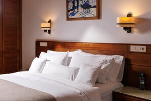 Minibar, in-room safe, desk, blackout curtains - Teleferic Grand Hotel (Brasov)