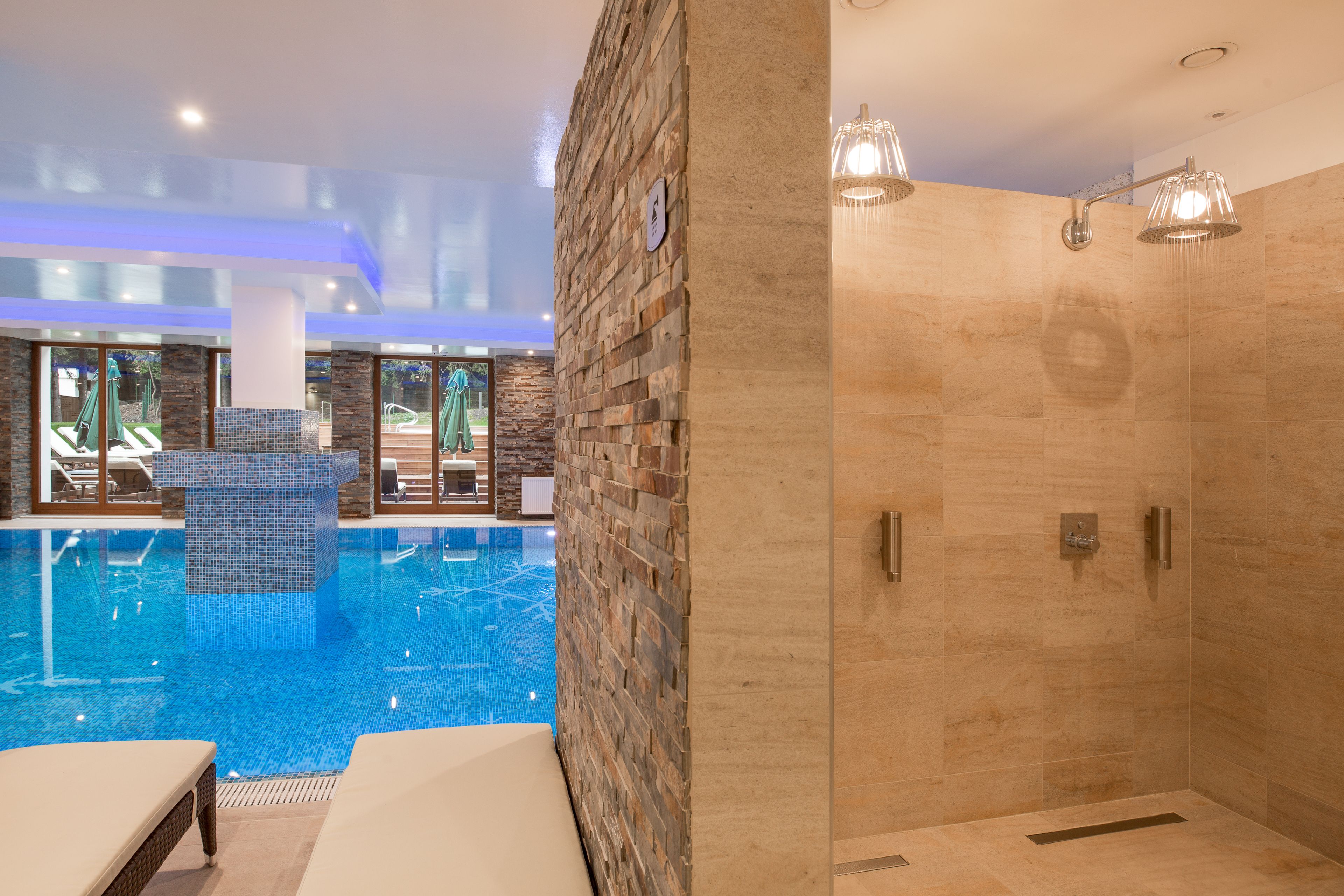 サウナ、ホットタブ、スチームサウナ、ボディ トリートメント、ボディスクラブ、フェイシャル トリートメント