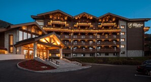 Front of property - evening/night - Teleferic Grand Hotel (Brasov)