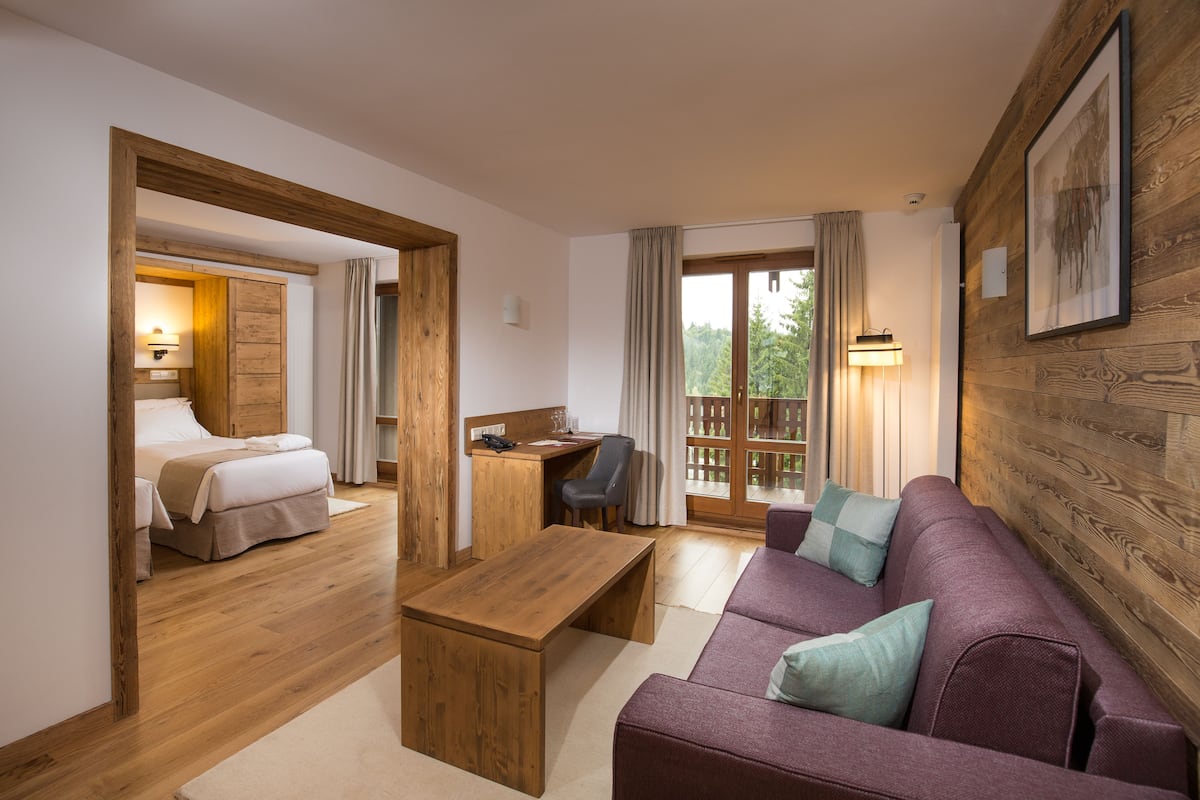 Junior Suite | Living area | Flat-screen TV