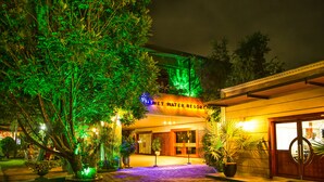 A hotel entrance with a sign reading "Wet Water Resort". - Wet Water Resort (Gampaha)