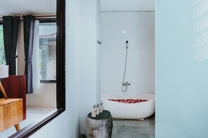 Superior Room with pool view | Bathroom | Free toiletries, hair dryer, slippers, towels - Dewangga Ubud (Ubud)
