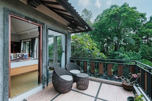 Superior Room with pool view | Balcón