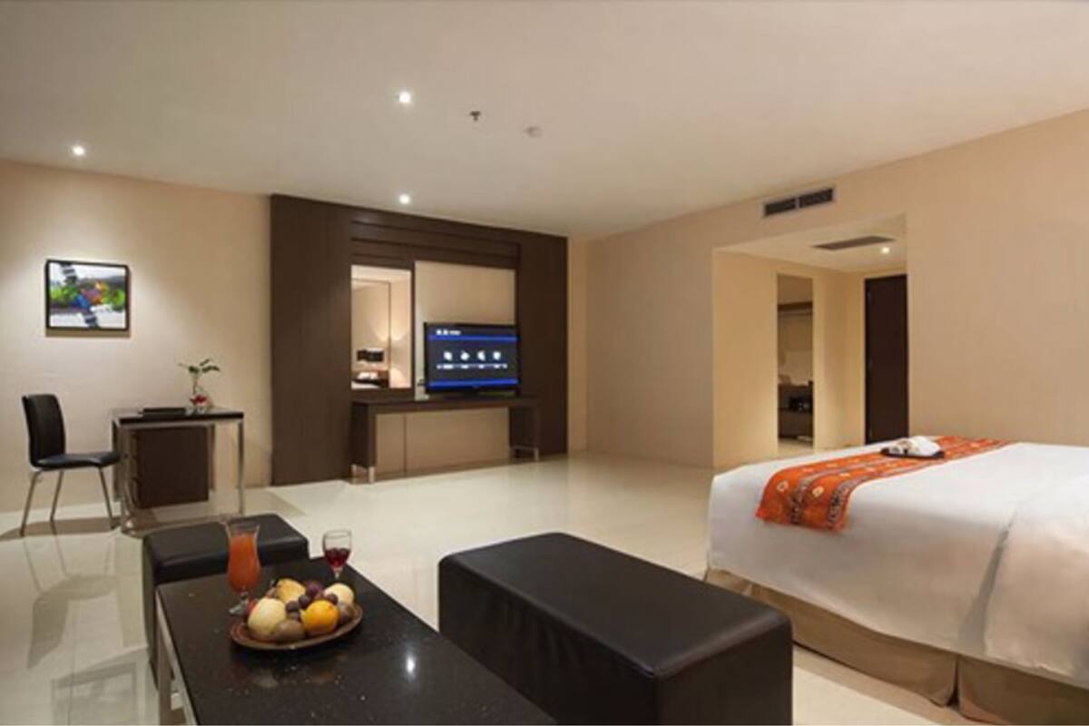 Deluxe kamer | Luxe beddengoed, een minibar, een kluis op de kamer, een bureau