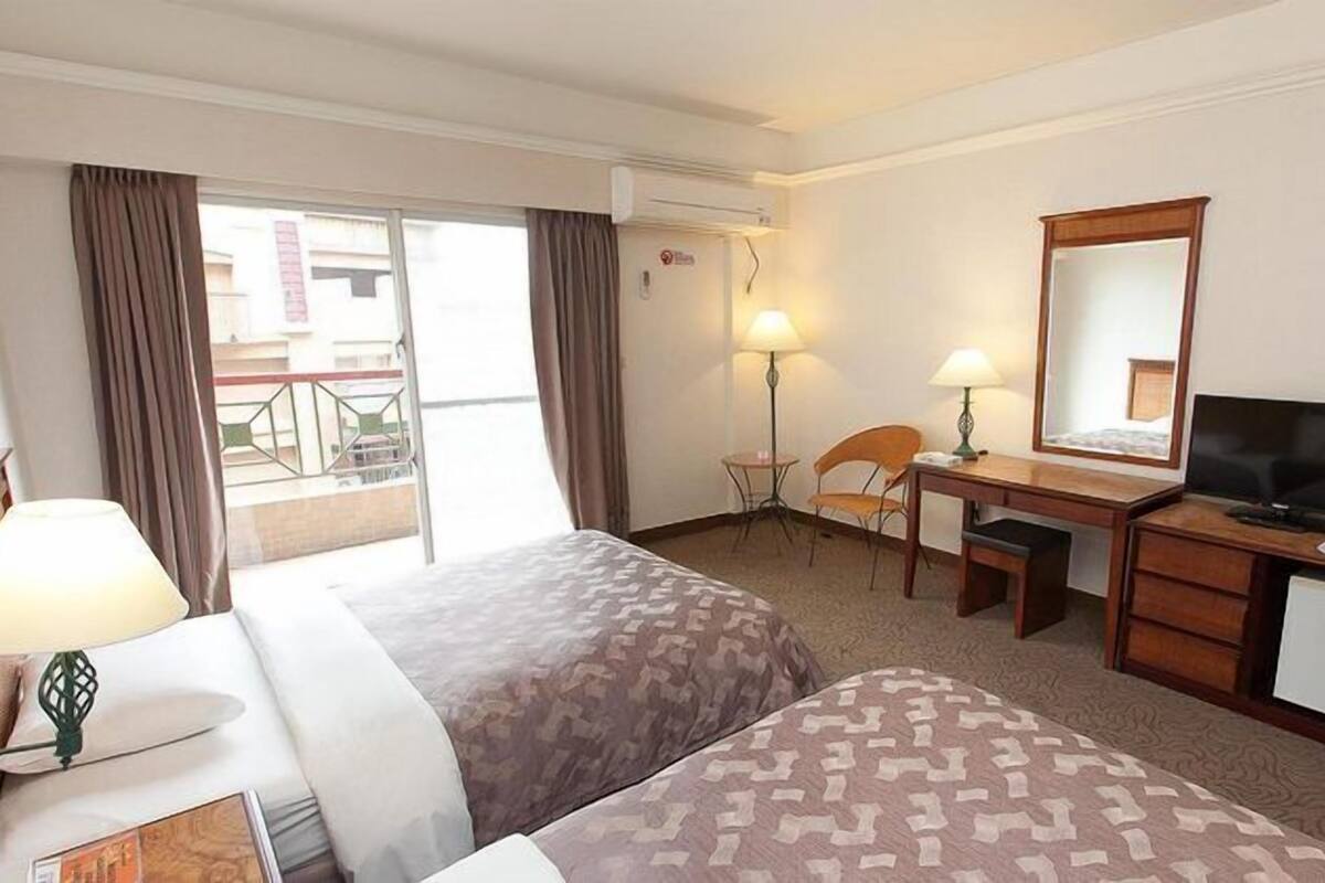 Premium bedding, desk, soundproofing, WiFi (free)