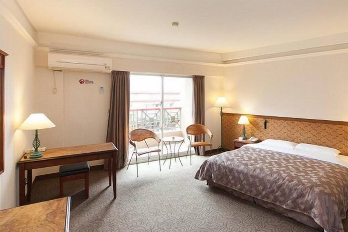 Premium bedding, desk, soundproofing, WiFi (free)