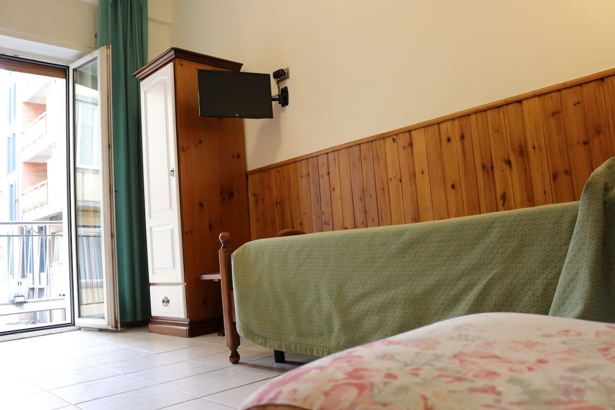 Economy Single Room | Premium bedding, desk, WiFi (free), bed sheets