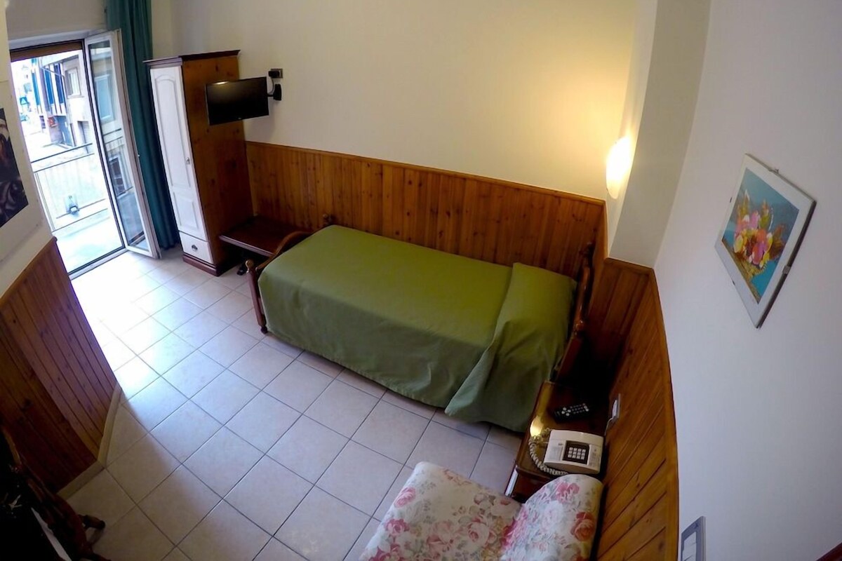 Premium bedding, desk, WiFi (free), bed sheets