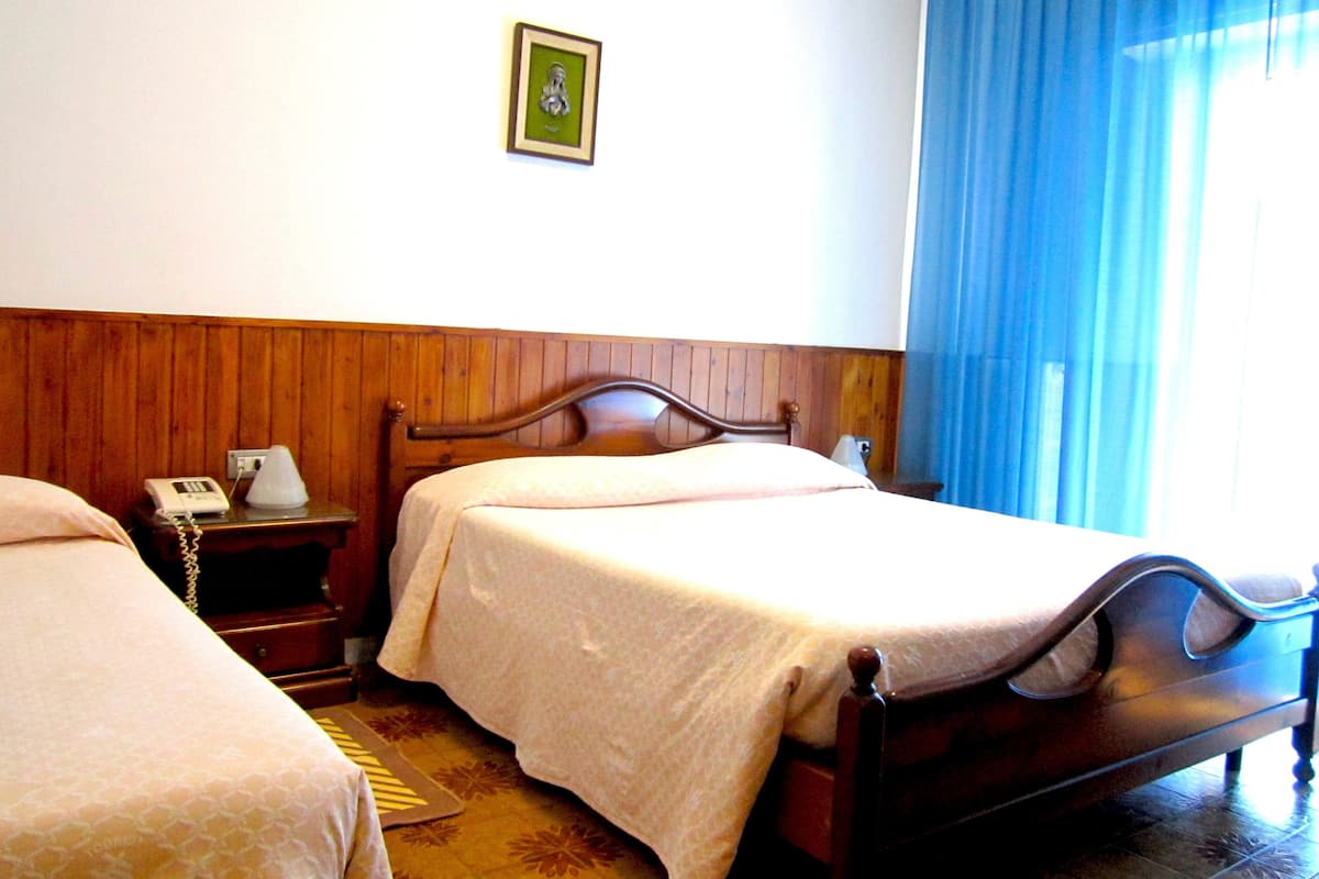 Economy Triple Room | Peralatan tempat tidur premium, meja, Wi-fi percuma, cadar katil