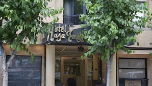 A hotel entrance with a sign reading "Hotel Naja Emila". - Hotel Casa Emilio (Murcia)