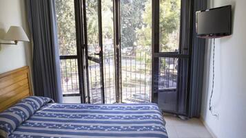 Habitació doble | Escriptori, cortines opaques i planxa i posts de planxar