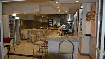 Bar (trong khuôn viên)