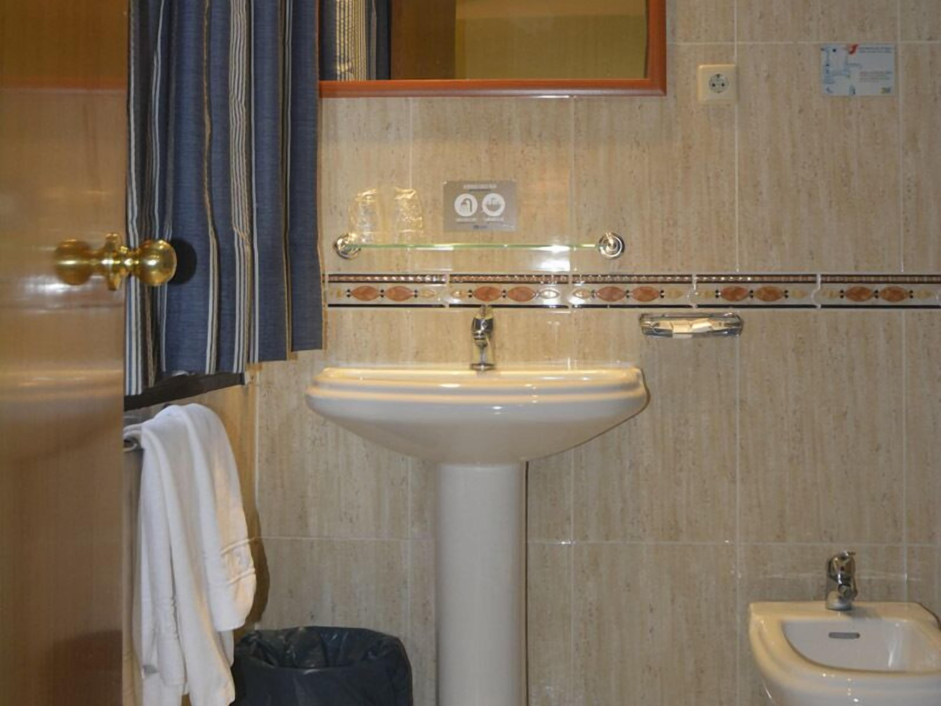 combined shower/bathtub, free toiletries, hair dryer, bidet