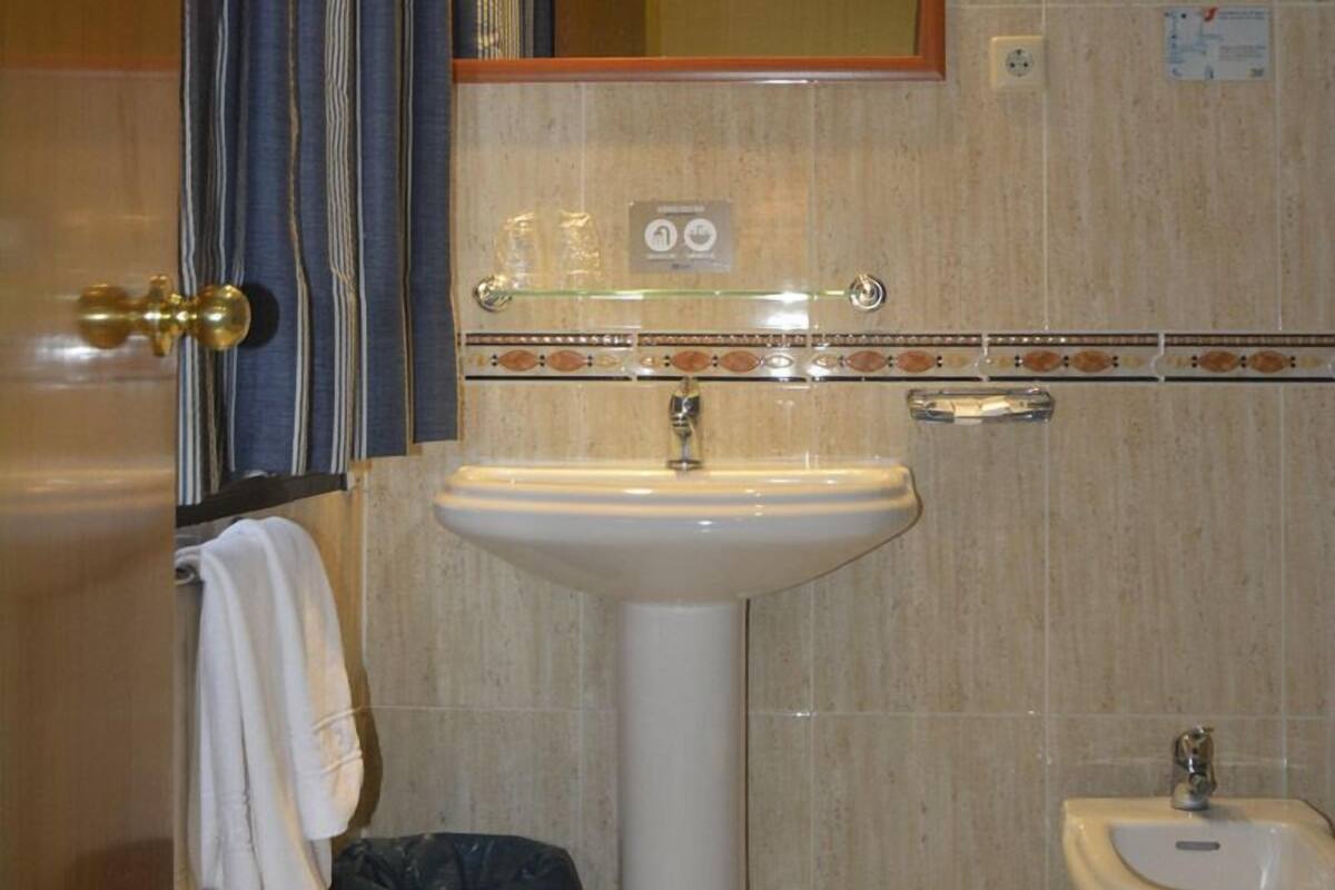 combined shower/bathtub, free toiletries, hair dryer, bidet