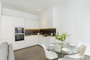 Apartment | Eigene Küche | Großer Kühlschrank, Mikrowelle, Herdplatte, Geschirrspüler