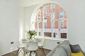 Khu vực ăn uống tại phòng