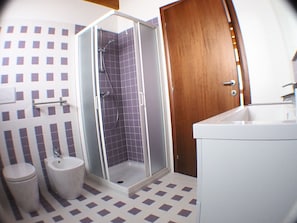 A bathroom with a shower, toilet, and sink. - Agriturismo Ai Tre Castelli (Moruzzo)