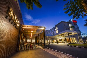 住宿正面 - 傍晚/夜晚