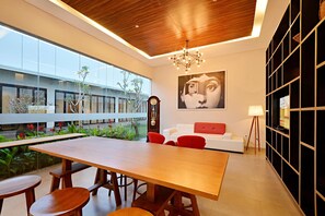 供应午餐和晚餐，国际美食